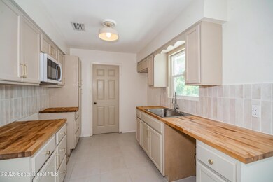 02_1671OllieSt_5_Kitchen_HiRes
