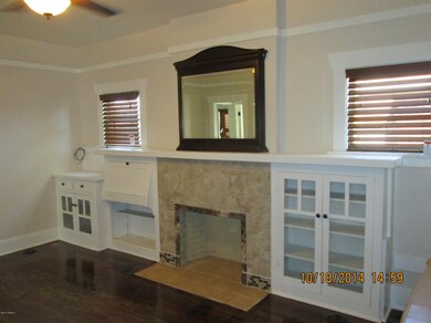 Living room w/fireplace