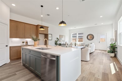 1031 S Victory Dr, Houston, TX 77088 - photo 4