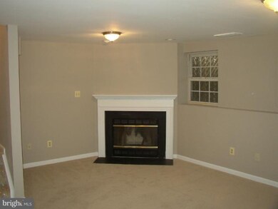 45573 Whitcomb Square, Sterling, VA 20166 - photo 2
