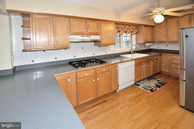 5155 Summit Dr, Fairfax, VA 22030 - photo 6