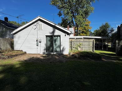 213 W Montcalm St, Greenville, MI 48838 - photo 6