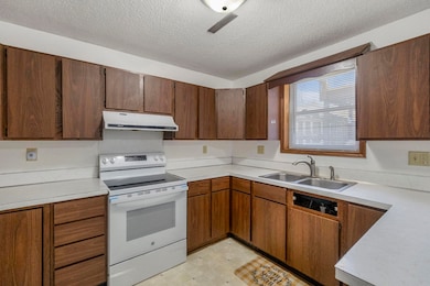 608-610 Martin Rd, Waterloo, IA 50701 - photo 5