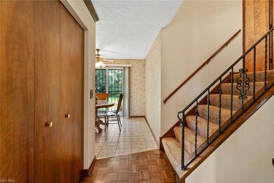 Staircase with a textured ceiling and light parque