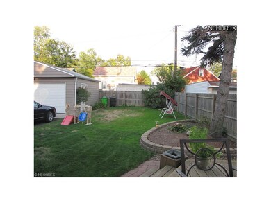 Fully fenced in yard, beautiful deck for summer en