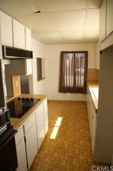 Kitchen front unit w built in range and oven