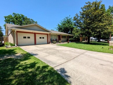 2027 Cypress St, Gainesville, TX 76240 - photo 3