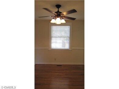 Dining Room - Beautiful hardwood, chair rail moldi