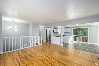 199 E Lynn Cir, Sandy, UT 84070 - photo 2