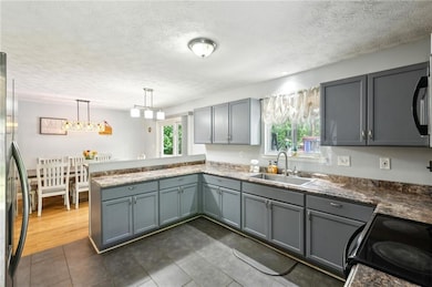 Open Floor Plan - Kitchen is Overlooking The Dinin