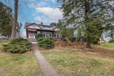 949 Clarke Dr, Dubuque, IA 52001 - photo 2