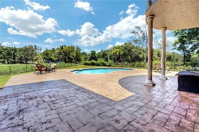 Large deck with plenty of space for gatherings!
