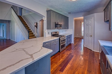 Kitchen with Quartz Countertops, 5 burner gas cook