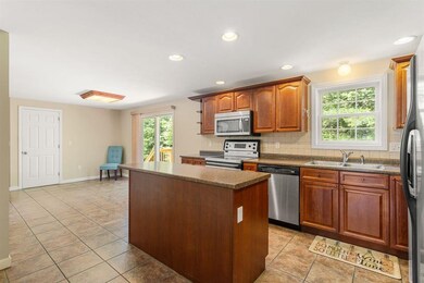 11 Forsythia Dr, Nashua, NH 03062 - photo 5