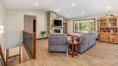 109 N Pyle Dr, Kingsford, MI 49802 - photo 3