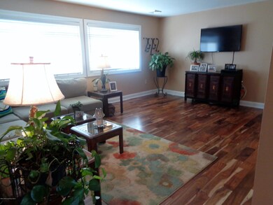 20 Middle Lane, Long Branch 005