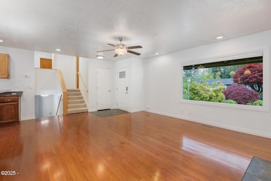 585 NW Aspen St, Toledo, OR 97391 - photo 4