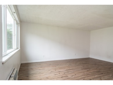 885 NE Sunset St unit 11, Roseburg, OR 97470 - photo 4