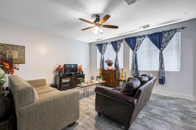 7 - Livingroom (Pic 1)