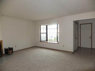 GREAT ROOM WITH BAY WINDOW