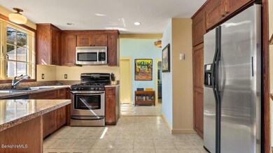 14 Laurel St, Great Barrington, MA 01230 - photo 5