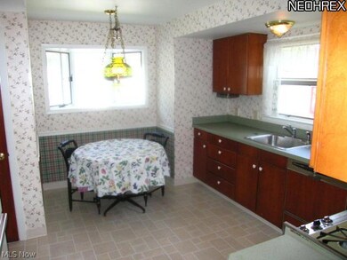 Kitchen Eat-in Dinette area!