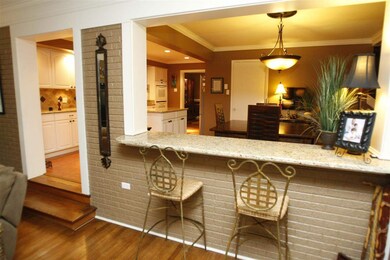Double sided breakfast bar, between kitchen and de