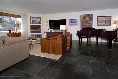 207 WildSpring_04 living room