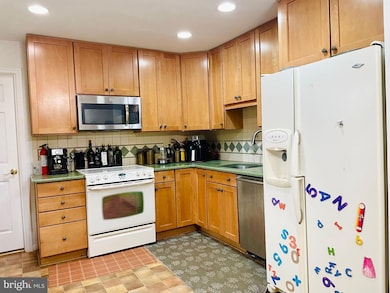 8826 Jandell Rd, Lorton, VA 22079 - photo 6