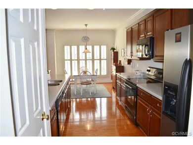 Kitchen with pull out drawers, pantry, smooth top 