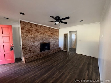 Living room. Inoperable fireplace.