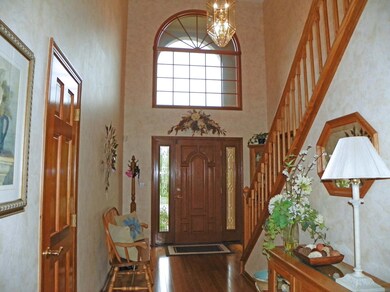Dramatic 2 story Foyer with hardwood flr
