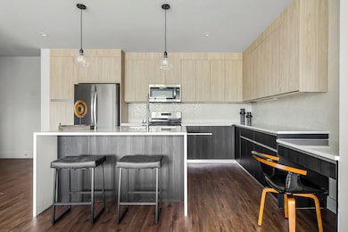 Kitchen with appliances with stainless steel fini