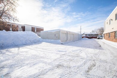 Exterior/Garages/Parking
