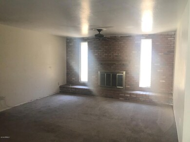 Family room w/fireplace