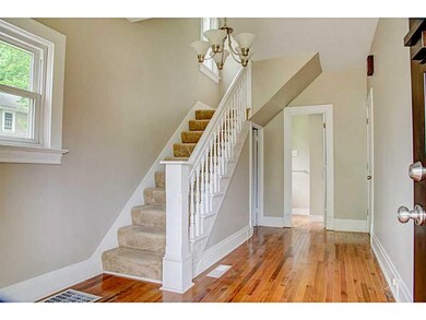 Entry/Foyer.