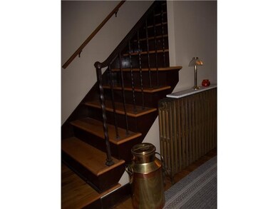 Entry/Foyer.