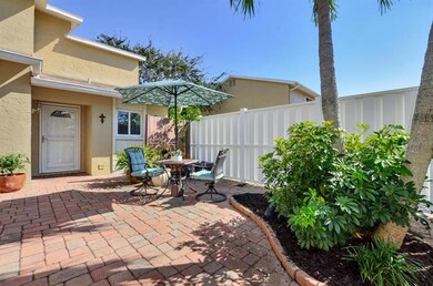 HUGE COURTYARD ENTRY