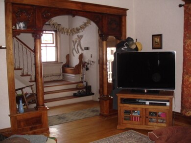 Pillars into Foyer<|><|>