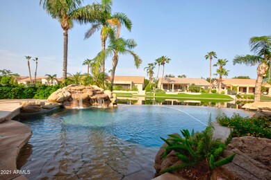 Refreshing swim up bar
