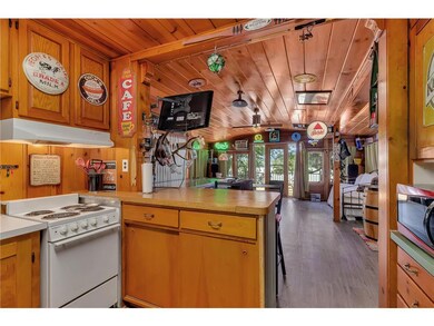 Gorgeous lakeviews throughout the cabin. Knotty pi