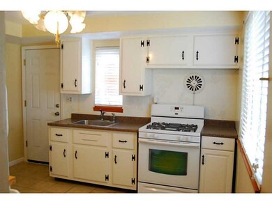 Kitchen. Bright, eat-in kitchen