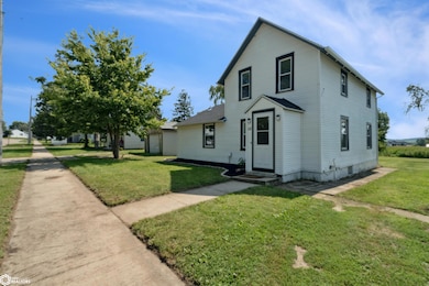 132 Green St, Center Point, IA 52213 - photo 3