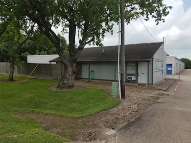 3512 1/2 Broadway St, Pearland, TX 77581 - photo 2