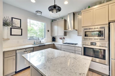 Kitchen with appliances with stainless steel fini