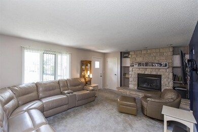 4162 Aspen Ct, Waterloo, IA 50701 - photo 2