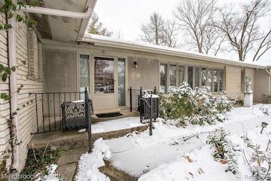 31310 E Stonewood Ct, Farmington Hills, MI 48334 - photo 3