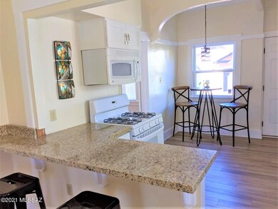 Breakfast bar and nook