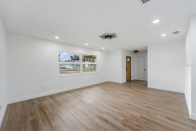 9504 W Cluster Ave, Tampa, FL 33615 - photo 4