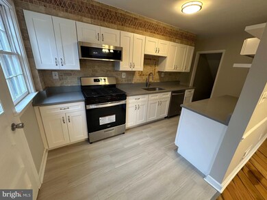 220 Medwick Garth E, Baltimore, MD 21228 - photo 2